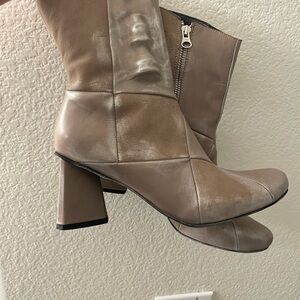 Unique NWT Avant Garge Beige Ankle Boots for Women